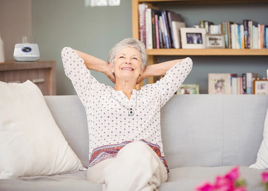 Seniorin entspannt mit kostenfreiem Hausnotruf